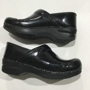 Dansko black patent leather clogs sz 7/ 38